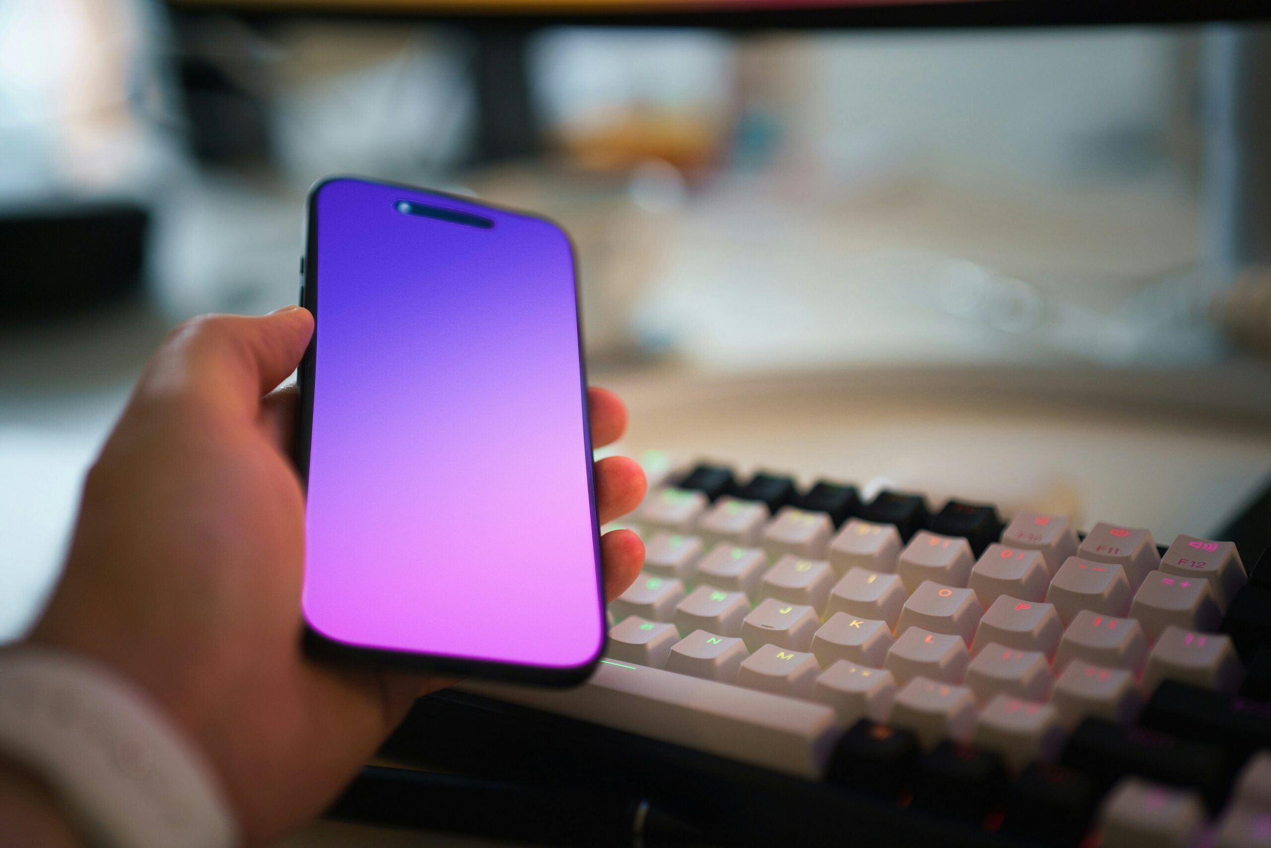 un écran de téléphone devant un clavier